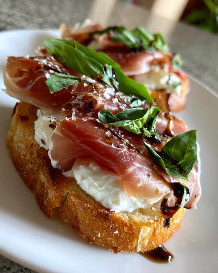 Crostini de prosciutto y burrata