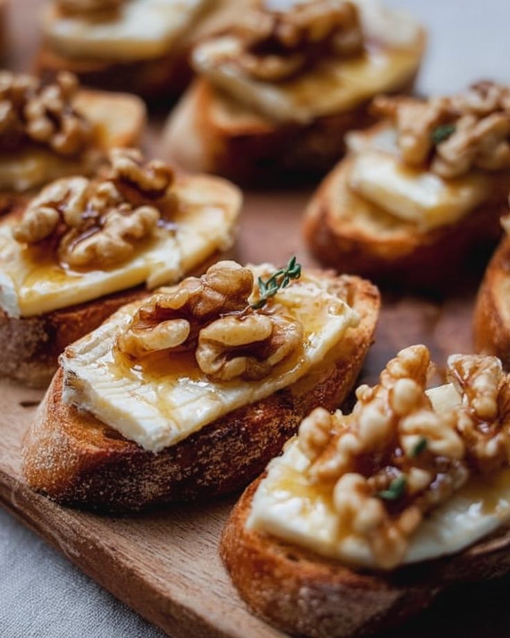Crostini de brie, nuez y miel