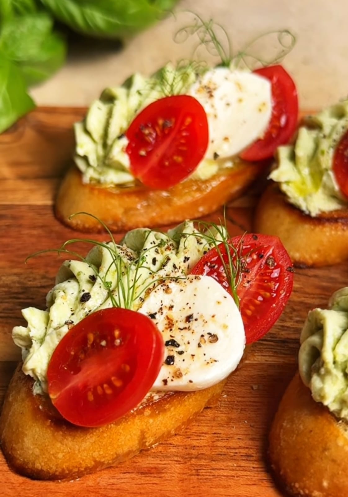 Crostini caprese
